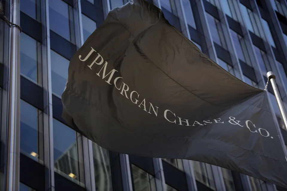 JPMorgan Bisa Mempertahankan Bankir Junior dengan Uang Tunai, Bukan Ancaman